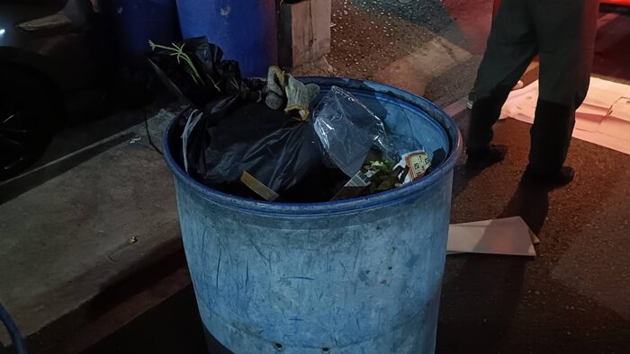 Собиратель мусора в Патумтхани находит младенца в мешке с мусором