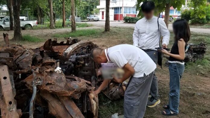 Сожжённая машина с skeleton найдена на скале Кхао Хом Ма