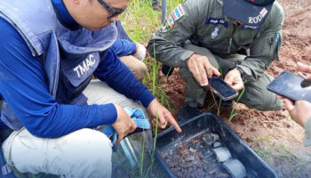 Сотни неразорвавшихся к Cambodian ракет, снарядов очищены из пограничных провинций