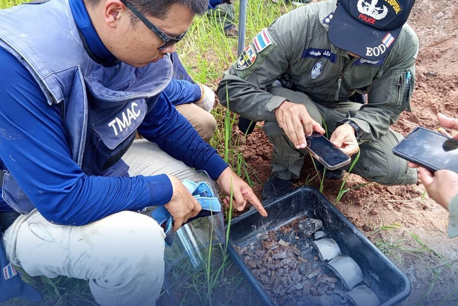 Сотни неразорвавшихся к Cambodian ракет, снарядов очищены из пограничных провинций