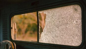 Спонтанное растрескивание стекла: причины и роль внутреннего напряжения