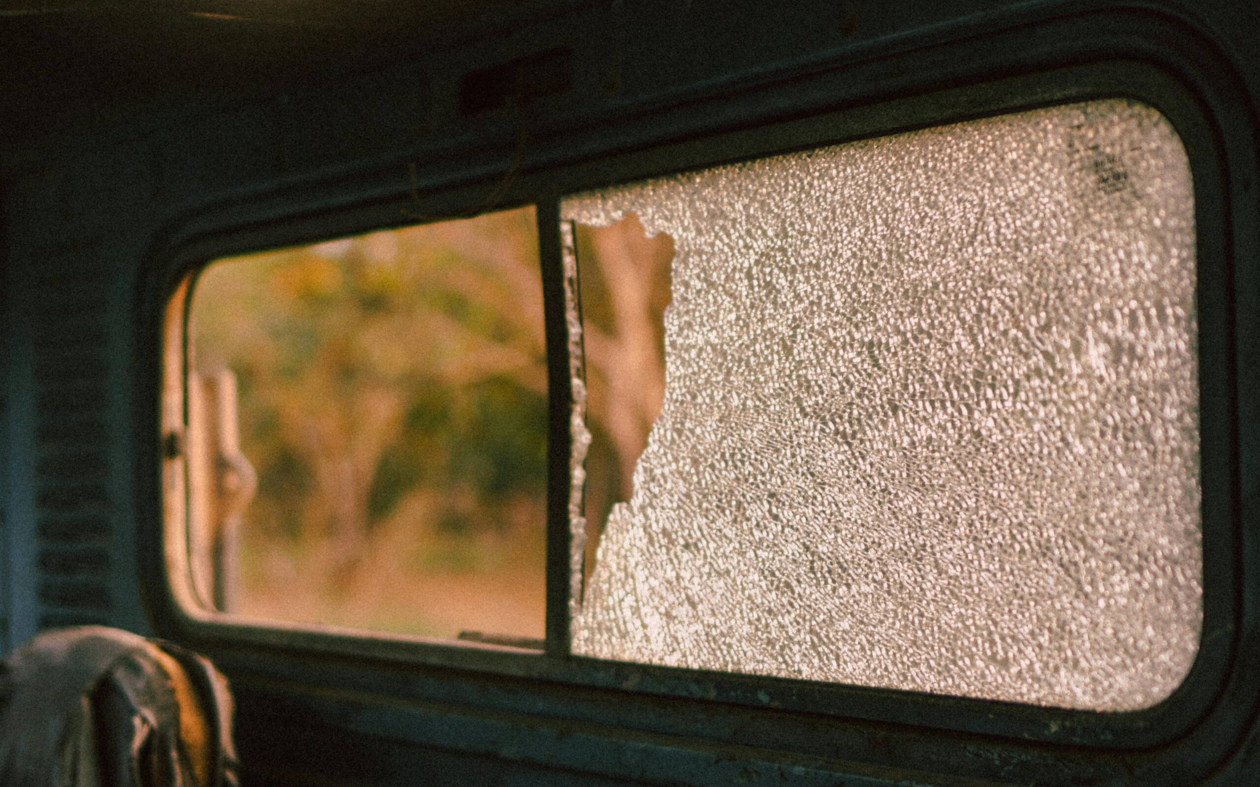 Спонтанное растрескивание стекла: причины и роль внутреннего напряжения