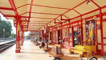 Старая станция Хуа Хина получила яркий внешний вид, чтобы привлечь туристов