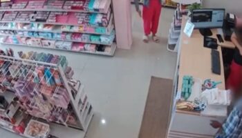 Старый тайский мужчина извинился после того, как попросил потрогать женщину в Удона Тхани