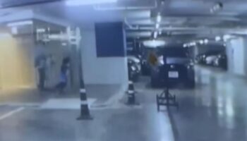 Стеклянная дверь разбилась в торговом центре Бангкока, ранив детей