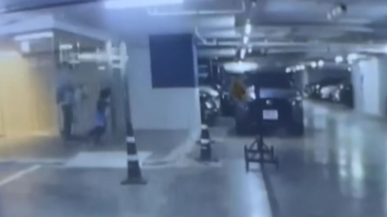 Стеклянная дверь разбилась в торговом центре Бангкока, ранив детей