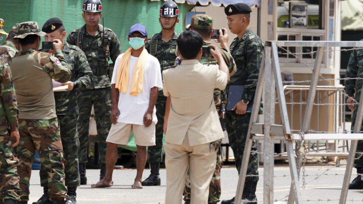 Таиланд возвращает 2 раненых солдат в Камбоджу, но продолжает удерживать 18 их товарищей