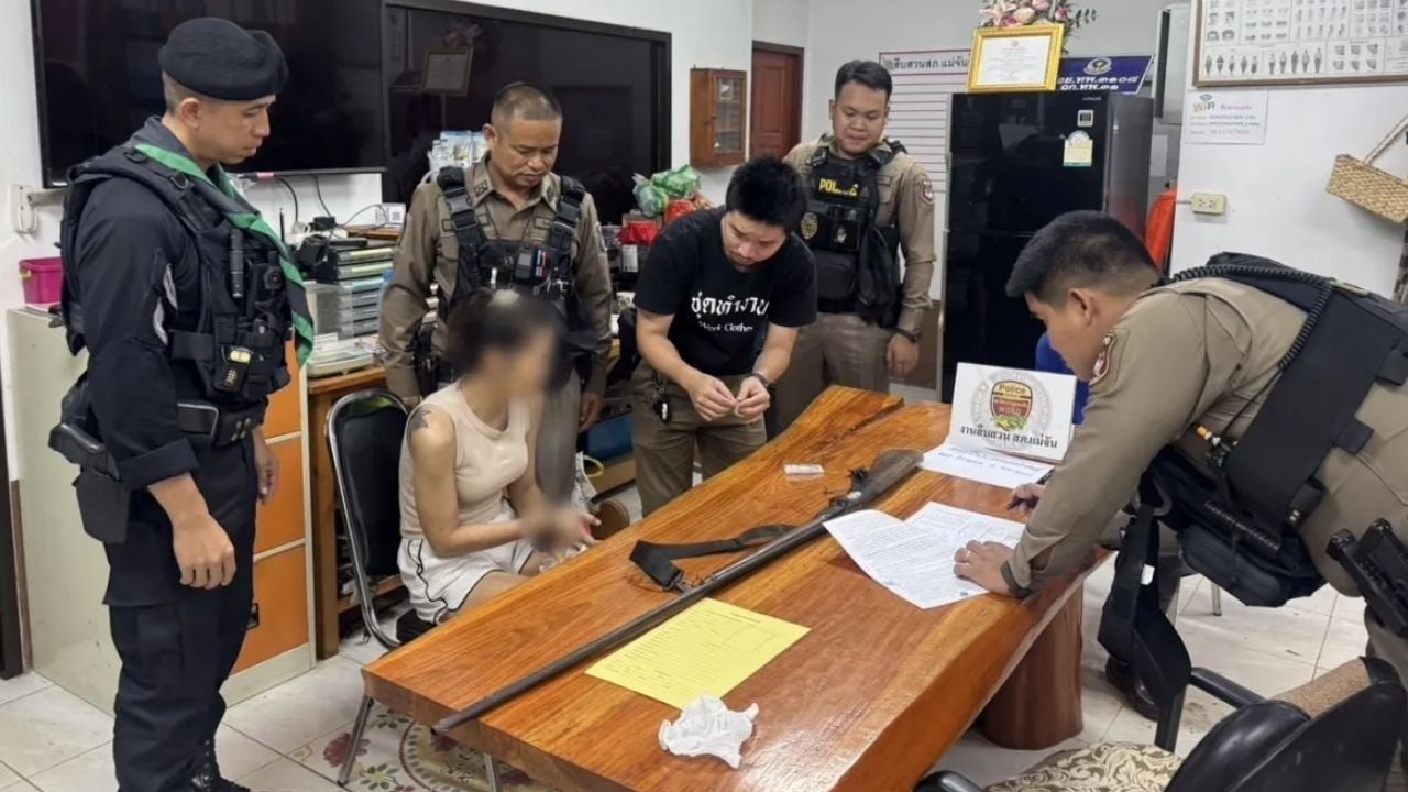 Таиландская женщина, пойманная на контрабанде наркотиков для своего бойфренда, задержана в полицейском участке
