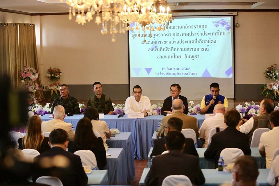 Тайланд информирует международных дипломатов о проблемах, связанных с минами, на границе с Камбоджей.