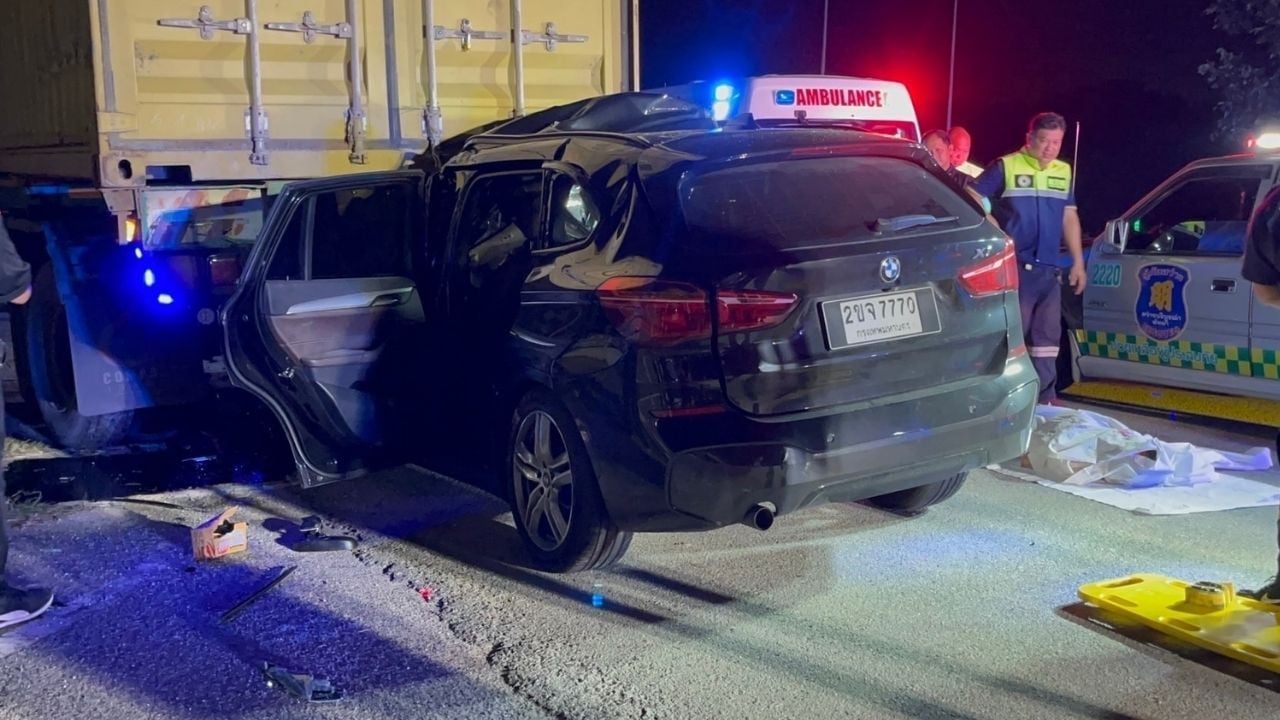 Тайская женщина погибла после того, как ее внедорожник врезался в припаркованный грузовик в Паттайе