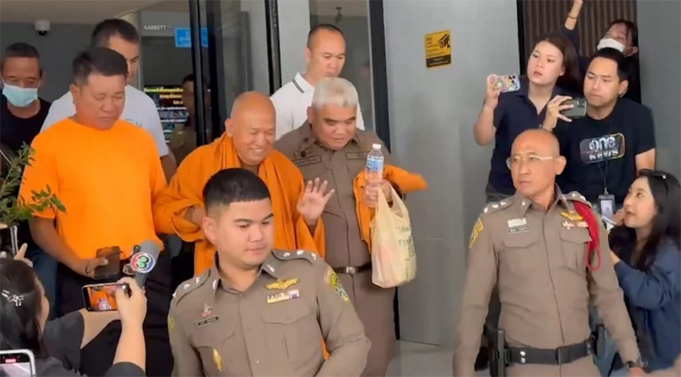 Тайская полиция выступает против залога для бывшего монаха и влиятельного лица в вере по делу о пожертвованиях в храм.