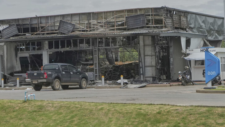 Тайские власти заставляют страховую компанию выплатить компенсацию за поврежденную ракетою автозаправочную станцию