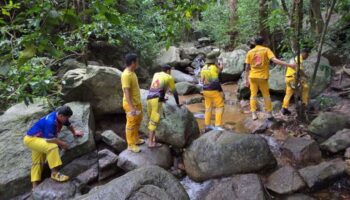 Тайский турист погиб после того, как поскользнулся, делая селфи у водопада в Чонбури