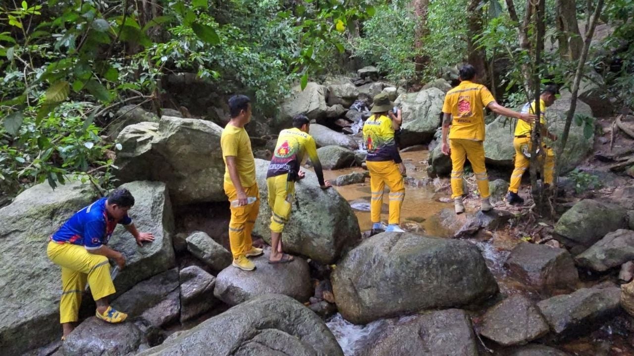 Тайский турист погиб после того, как поскользнулся, делая селфи у водопада в Чонбури