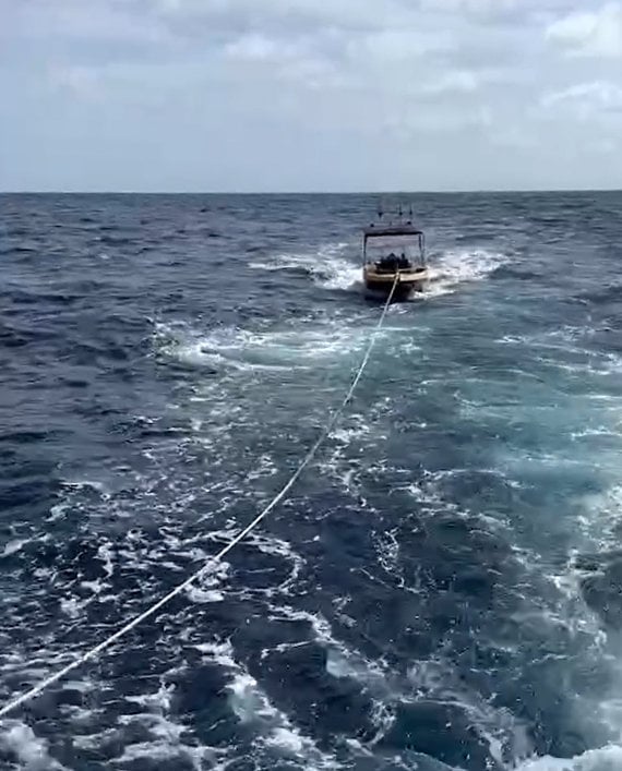 Тайский MECC спасает застрявших рыбаков после двух дней в море