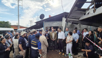 Тайско-нидерландская пара встречается с дипломатами, посещающими районы Камбоджи, подвергшиеся нападению.