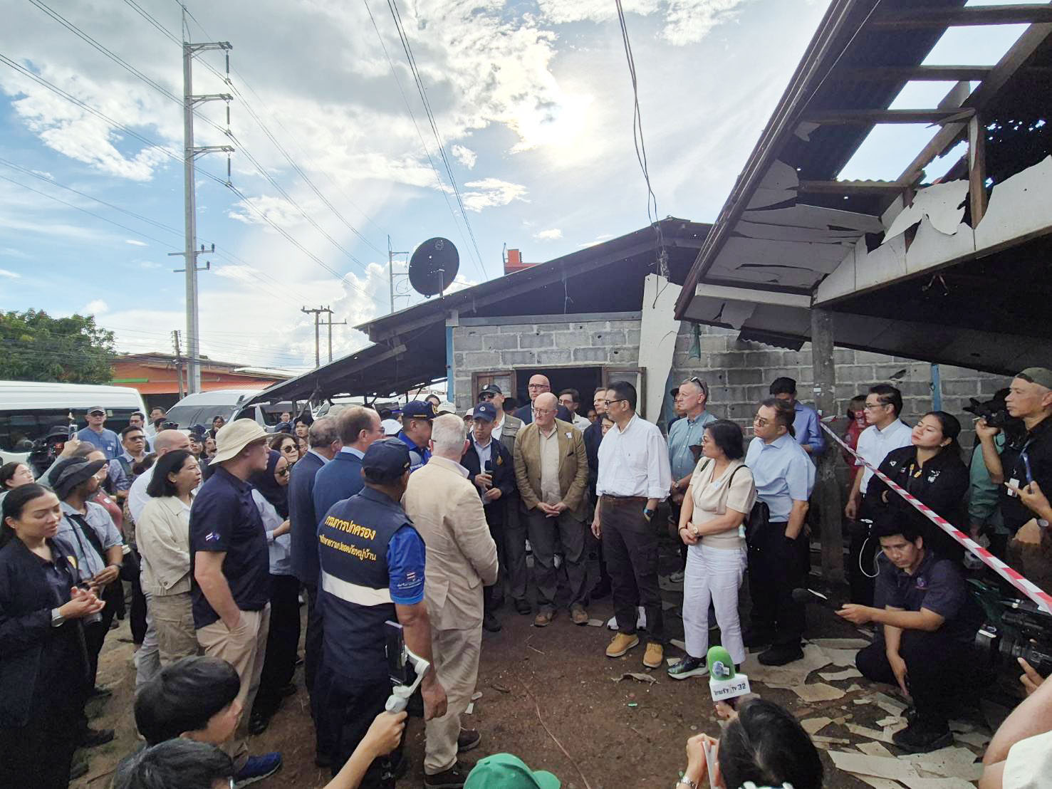 Тайско-нидерландская пара встречается с дипломатами, посещающими районы Камбоджи, подвергшиеся нападению.
