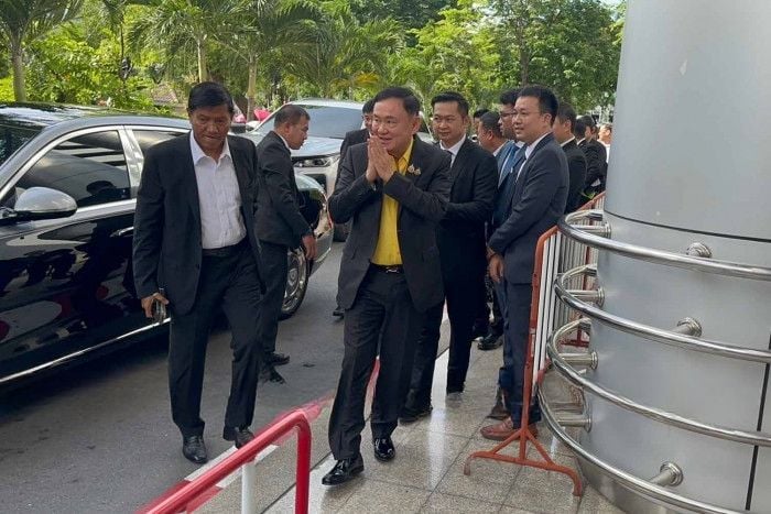 Таксин сталкивается с тюрьмой, так как суд отменяет приговор за оскорбление монархии