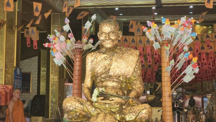 Толпы собираются в храме Накхон Патом за удачей и благословениями