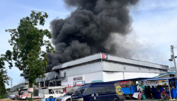 Третий пожар случился на заводе по производству пластиковой упаковки в Пхетчабури