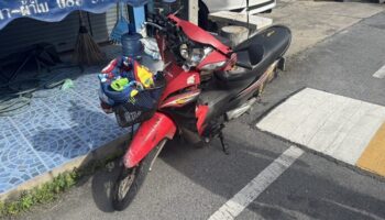 Три ребенка пострадали в事故 с摩托车和车在Thanyaburi