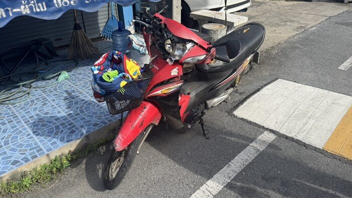 Три ребенка пострадали в事故 с摩托车和车在Thanyaburi