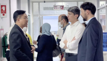 Турецкие гуманитарии посещают тайских солдат, пострадавших от камбоджийских мин.