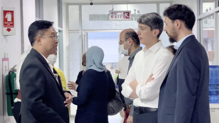 Турецкие гуманитарии посещают тайских солдат, пострадавших от камбоджийских мин.