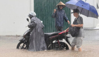 Тяжелый дождь выпадает в некоторых частях Юго-Восточной Азии после того, как тайфун Коджи обрушился на Вьетнам