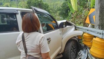 Учебный автобус учителей столкнулся с ограждением, в результате чего пострадали семеро людей в Мэй Хонг Сон