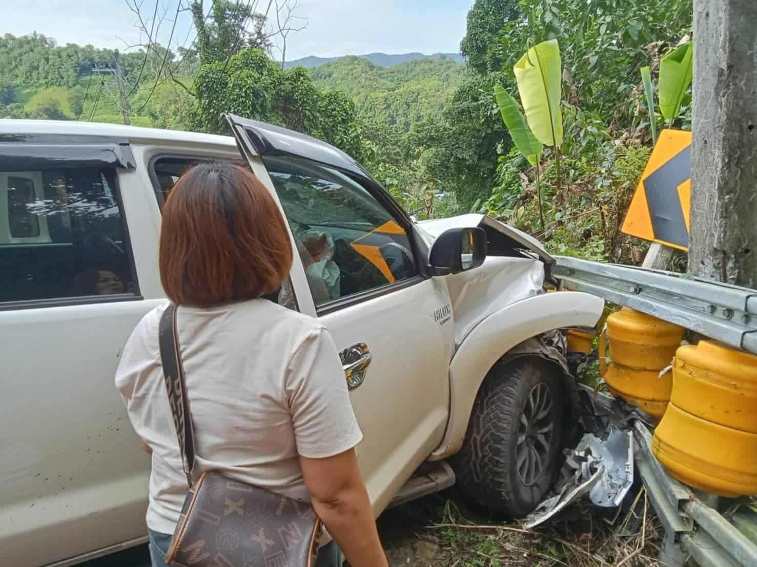 Учебный автобус учителей столкнулся с ограждением, в результате чего пострадали семеро людей в Мэй Хонг Сон