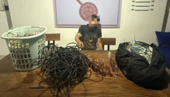 Фукетский вор, уличенный на горячем, сдирает украденный провод