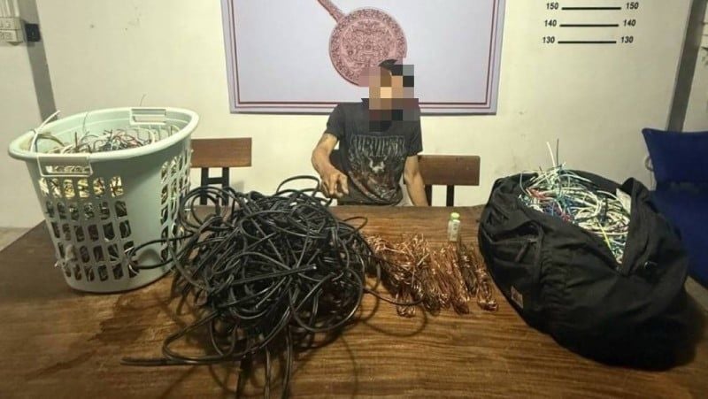 Фукетский вор, уличенный на горячем, сдирает украденный провод