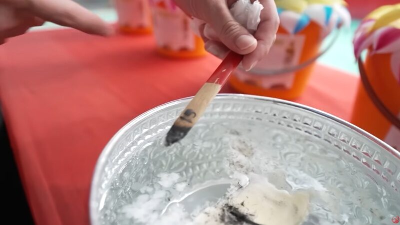 Чаша священной воды храма Сукхотаи предсказывает номера лотереи