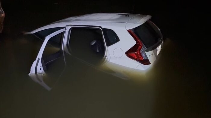 Человек выживает после засады и крушения в канале после ночной ловушки