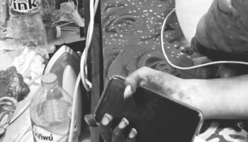 Человек найден мертвым с телефоном в руке в кондоминиуме Самут Пракан