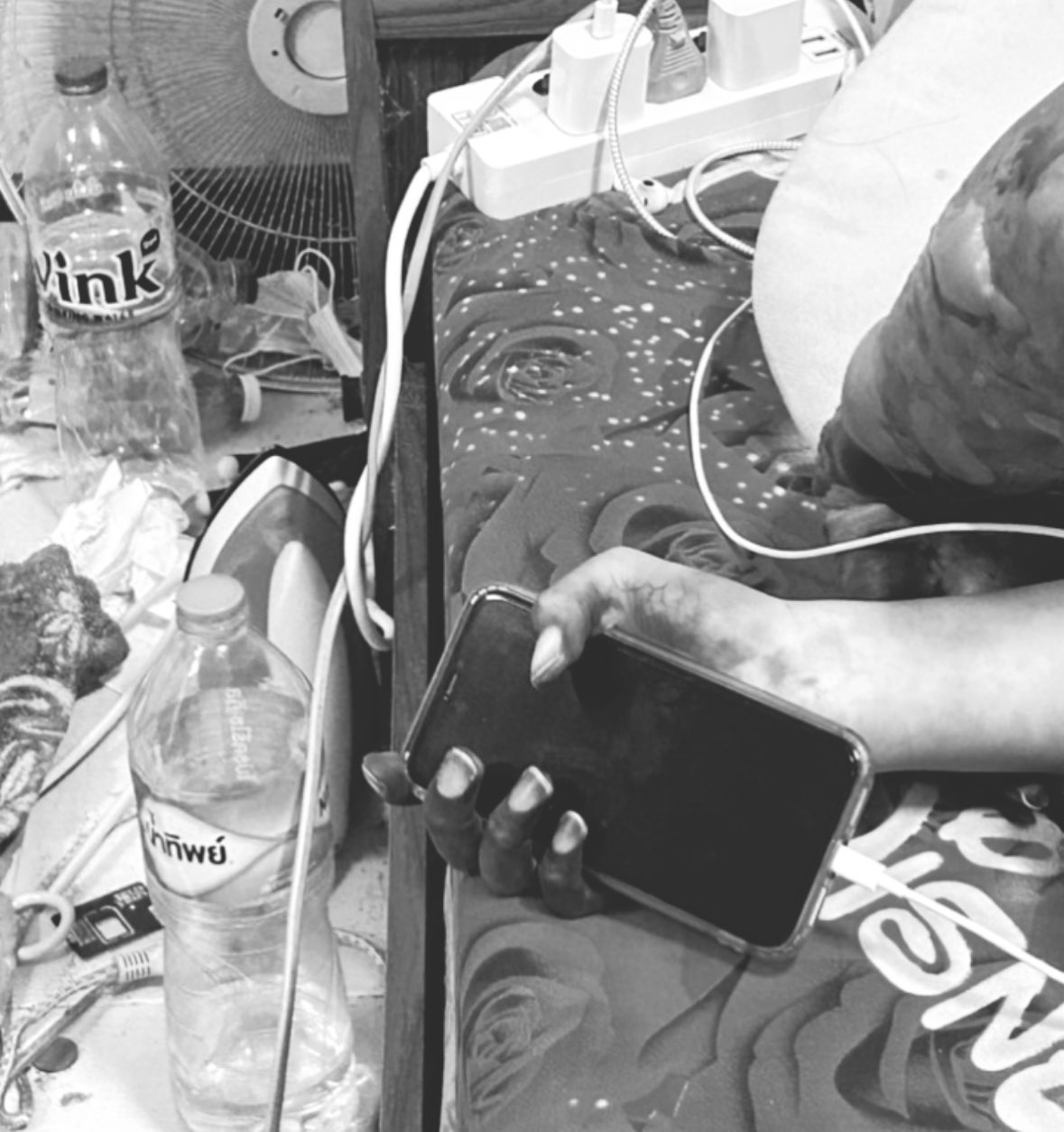 Человек найден мертвым с телефоном в руке в кондоминиуме Самут Пракан