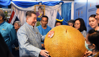 DPM Phumtham открывает ярмарку OTOP в честь наследия королевы-матери в тайских искусствах и ремеслах