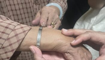 ID Браслет Помог Паттайя Полицейским Найти Семью Китайского Туриста