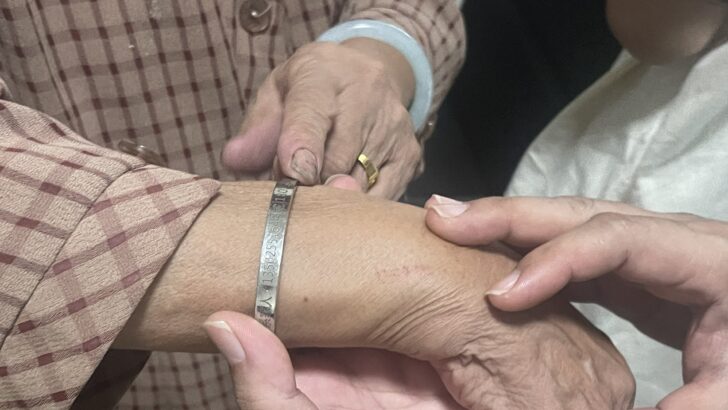 ID Браслет Помог Паттайя Полицейским Найти Семью Китайского Туриста