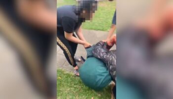 15-летняя девушка из Таиланда была stabbed за просмотр профиля TikTok соперницы.