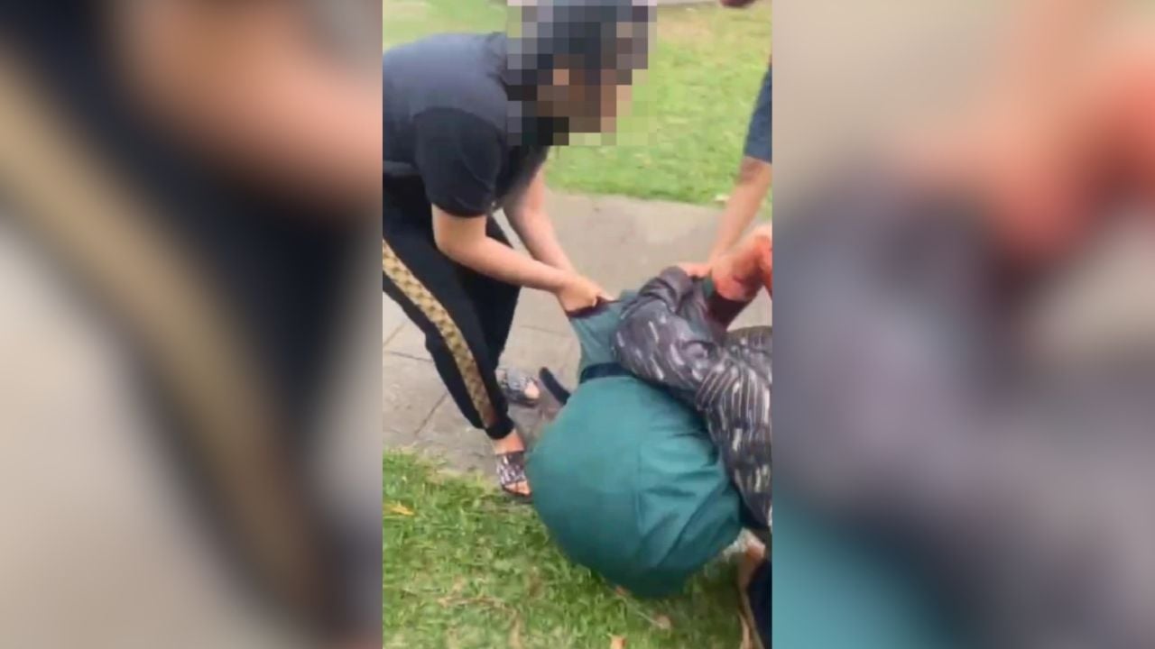 15-летняя девушка из Таиланда была stabbed за просмотр профиля TikTok соперницы.