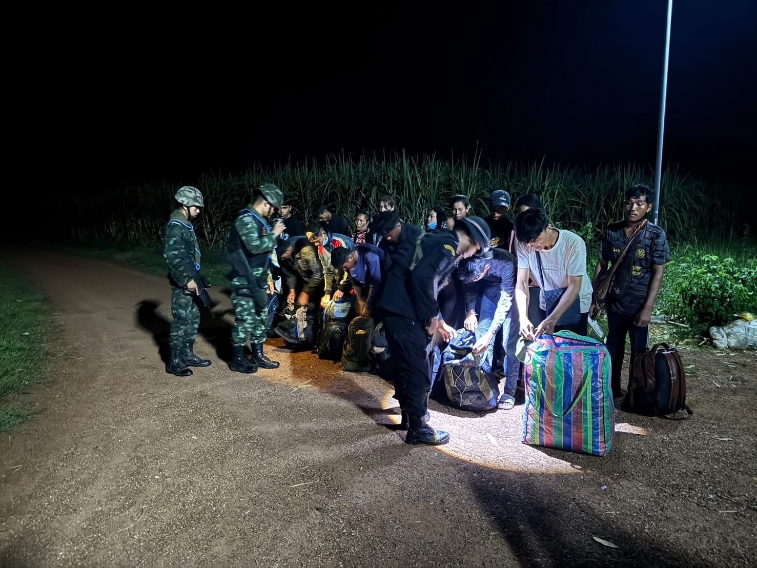 16 камбоджийских мигрантов были задержаны, скрывавшимися в сахарном тростнике в Сакаэе.