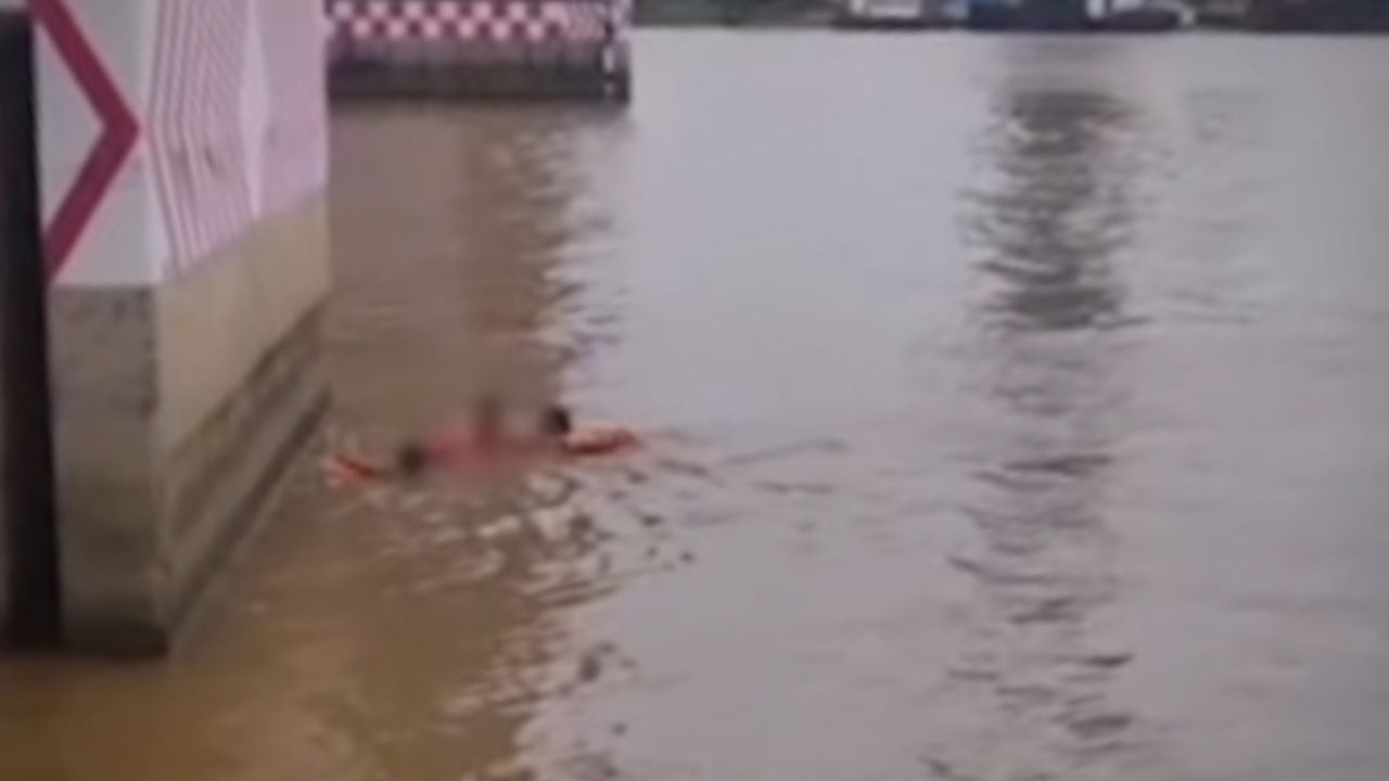 2 члена команды лодки спасли женщин от попытки самоубийства в реке Чао Прая