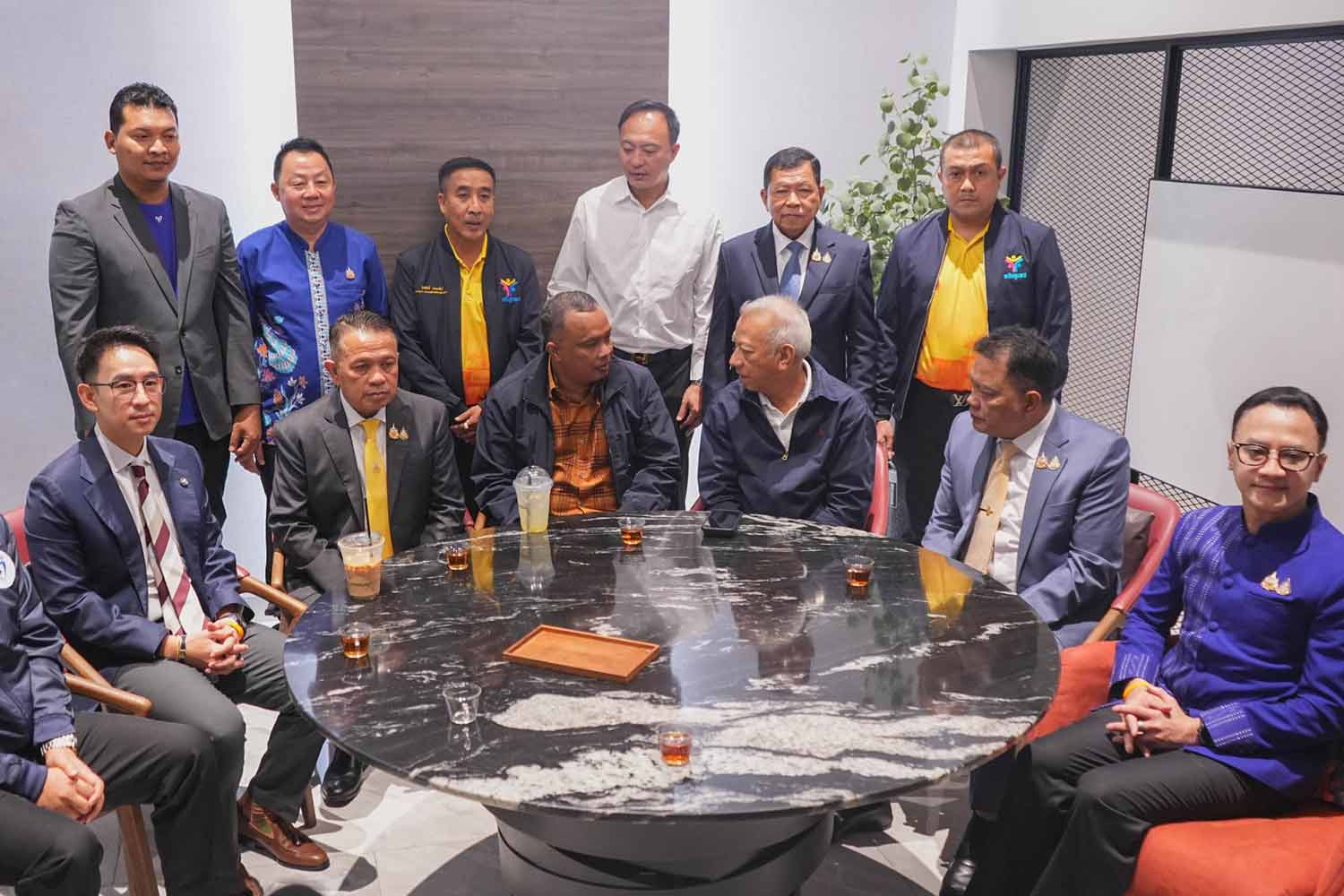 50 политиков покидают Партию единой тайской нации и присоединяются к Бумджаитаю премьер-министра