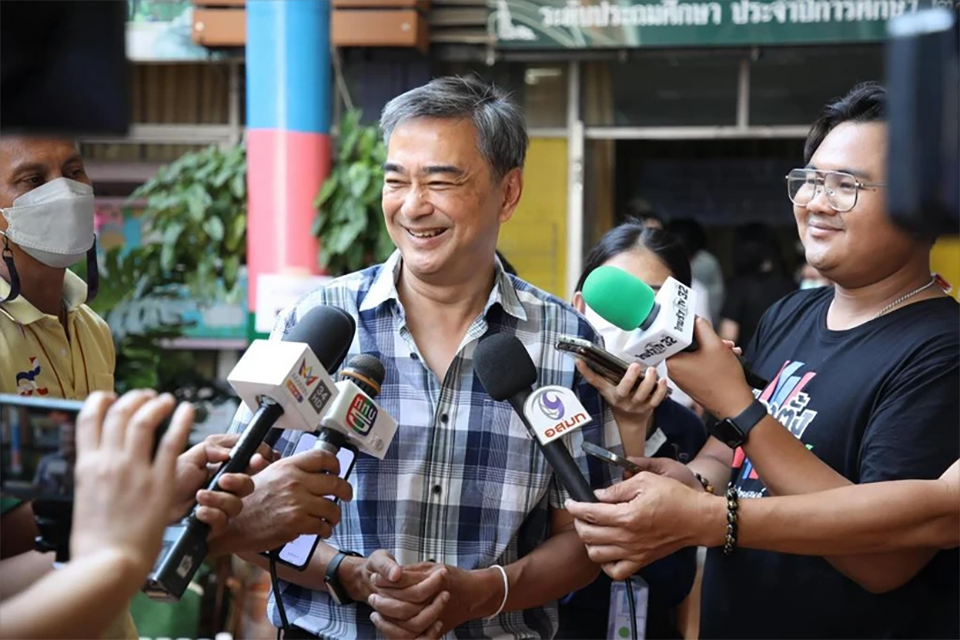 Абхисит готов вернуться на пост лидера Демократической партии на фоне планов по проведению новых выборов руководства