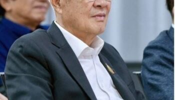 Анутин занимает пост 32-го премьер-министра Таиланда после напряженного голосования.