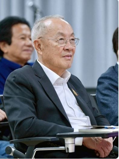 Анутин занимает пост 32-го премьер-министра Таиланда после напряженного голосования.