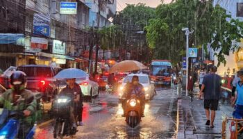 Бангкок наводнённый из-за сильных дождей, обрушившихся на Таиланд