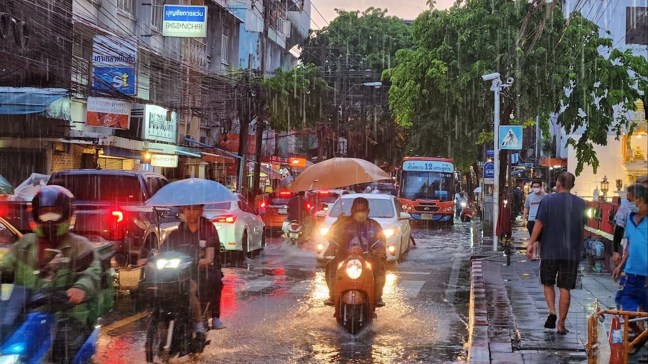 Бангкок наводнённый из-за сильных дождей, обрушившихся на Таиланд